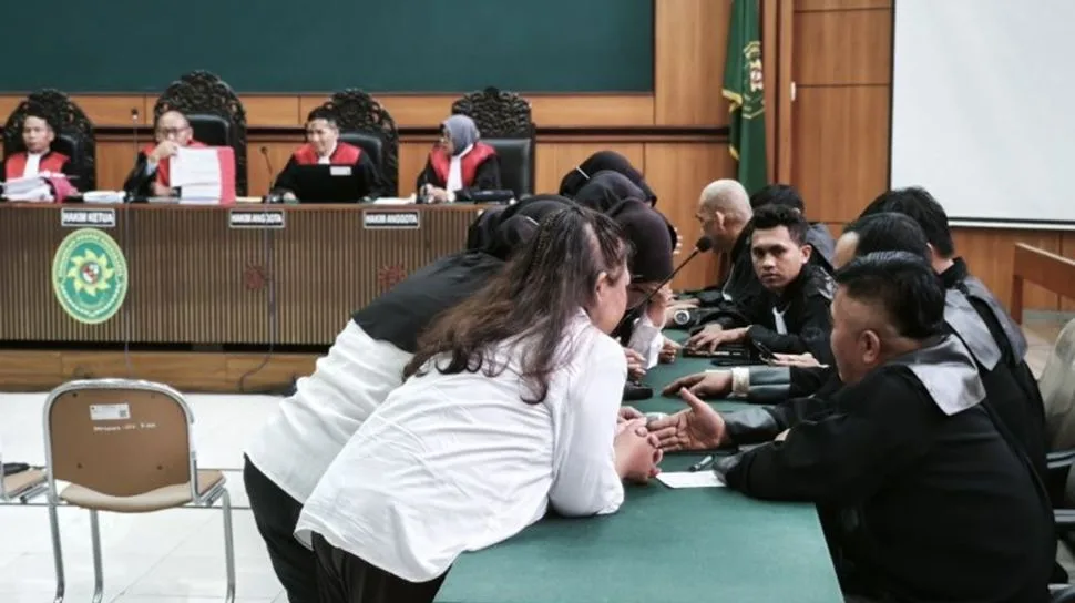 Para terdakwa kasus Daycare Little Aresha berkonsultasi dengan penasihat hukum usai pembacaan putusan di Pengadilan Negeri Yogyakarta.