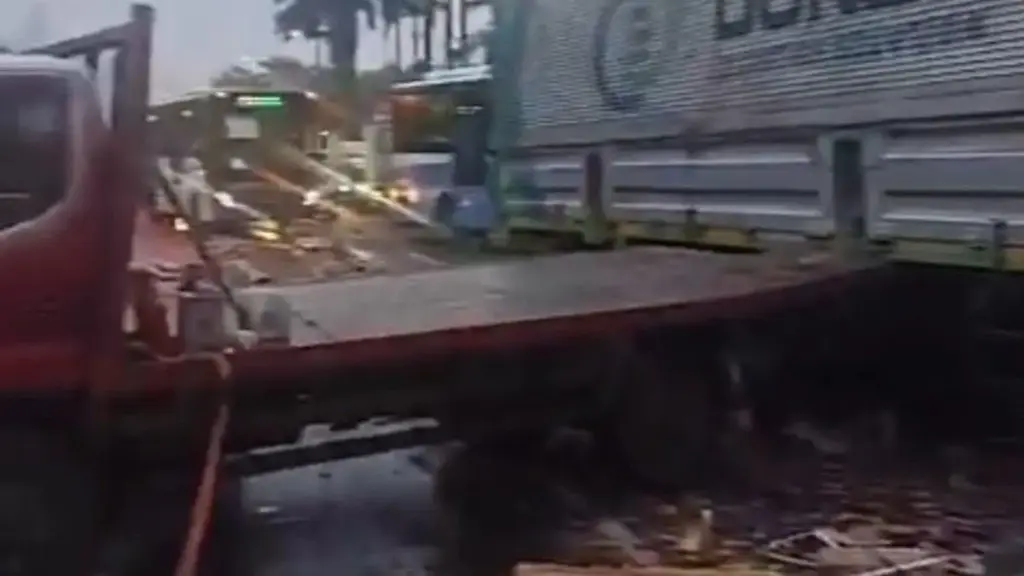 Dua Truk Kecelakaan di Depan DPR