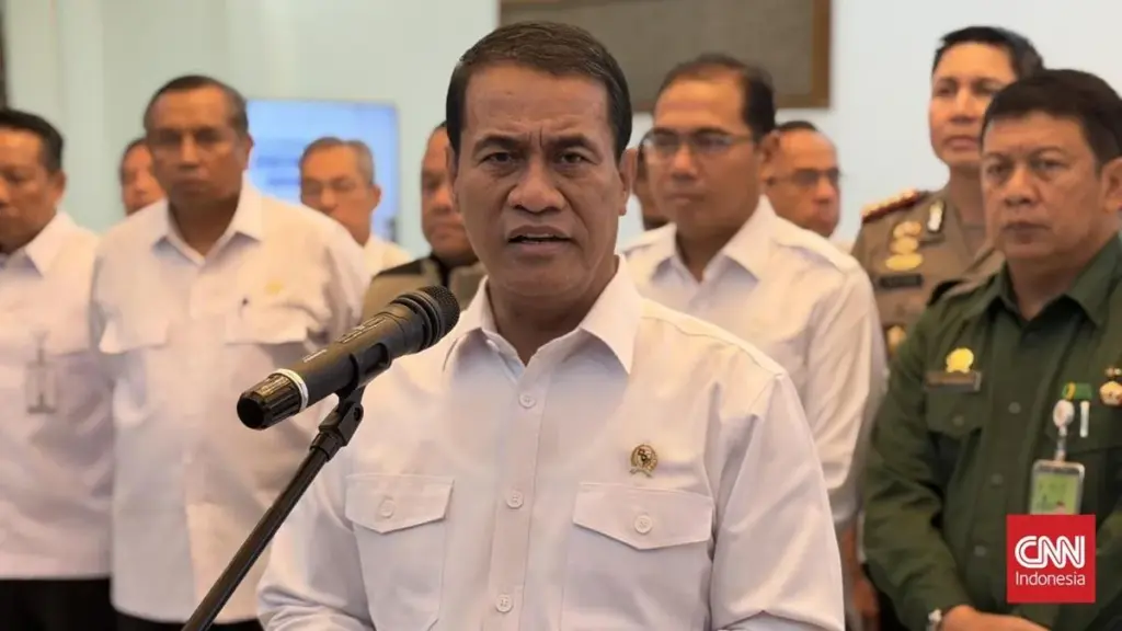 Menteri Pertanian Andi Amran Sulaiman saat menyampaikan pencopotan pejabat Bulog dan Bapanas di Jakarta.