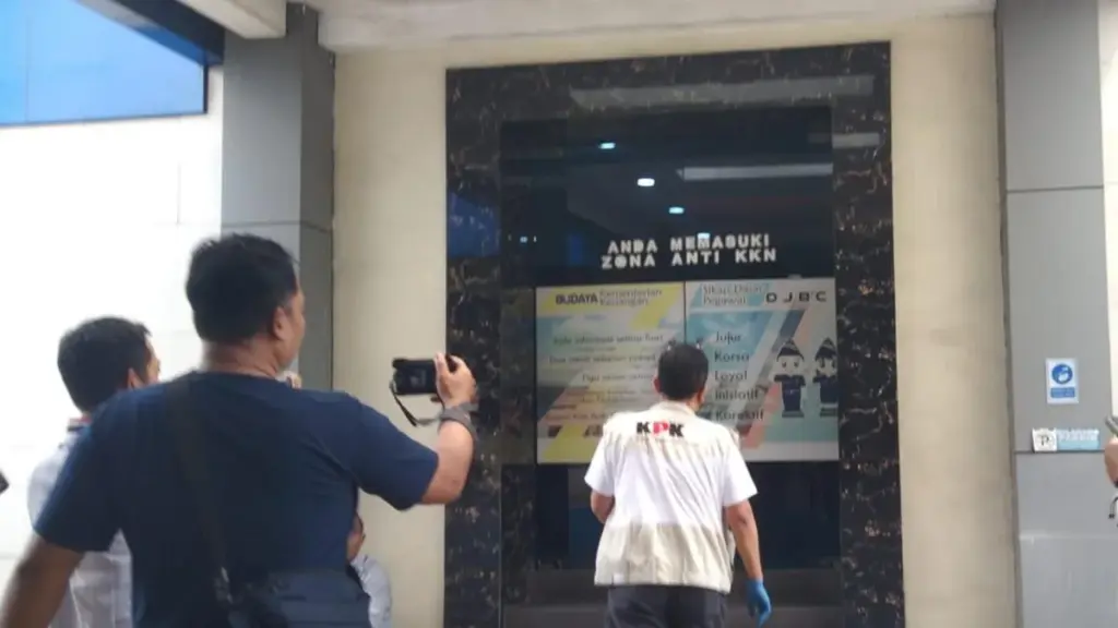 Petugas KPK menggeledah kantor Bea Cukai Kudus di Jawa Tengah.