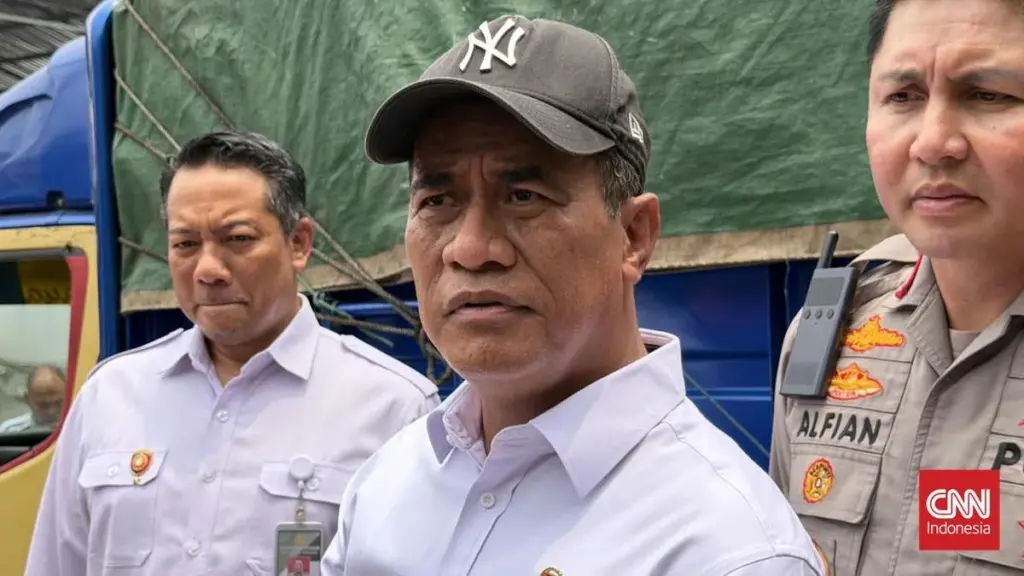Menteri Pertanian Andi Amran Sulaiman memberi keterangan di lokasi dugaan pengoplosan beras SPHP di Kayumanis, Matraman, Jakarta Timur.