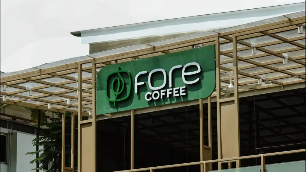 Gerai kopi Fore Coffee dengan logo merek di bagian depan