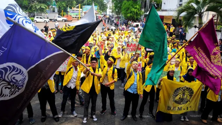 Mahasiswa Universitas Indonesia berkumpul dalam rapat akbar gerakan antikorupsi di kampus UI Salemba, Jakarta.