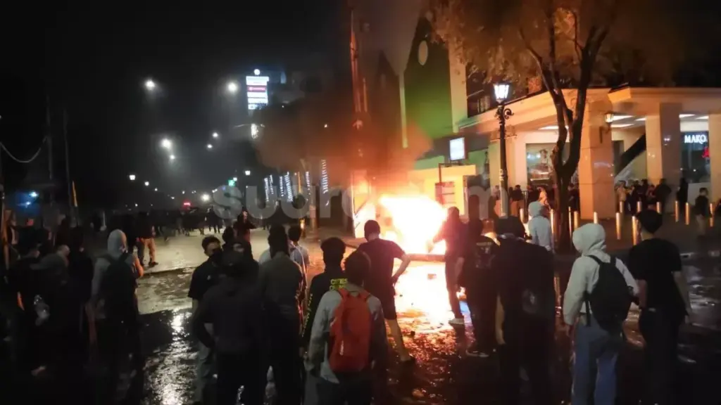 Kondisi kawasan Malioboro, Yogyakarta, pada malam kericuhan usai demo Sumpah Pemuda, Rabu 28 Oktober 2026.