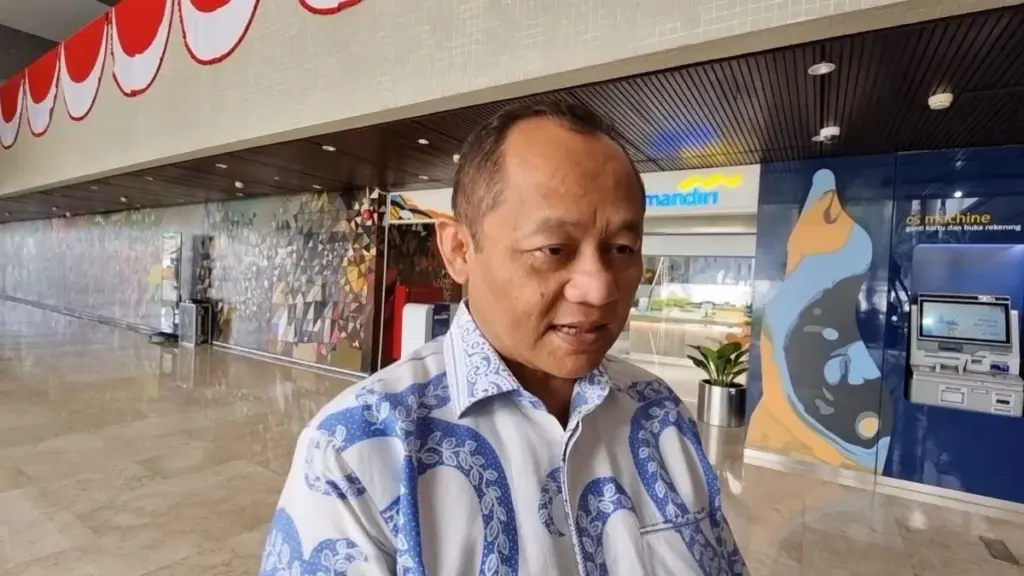 Menteri Perindustrian Muhammad Sarmuji saat memberikan keterangan kepada media.