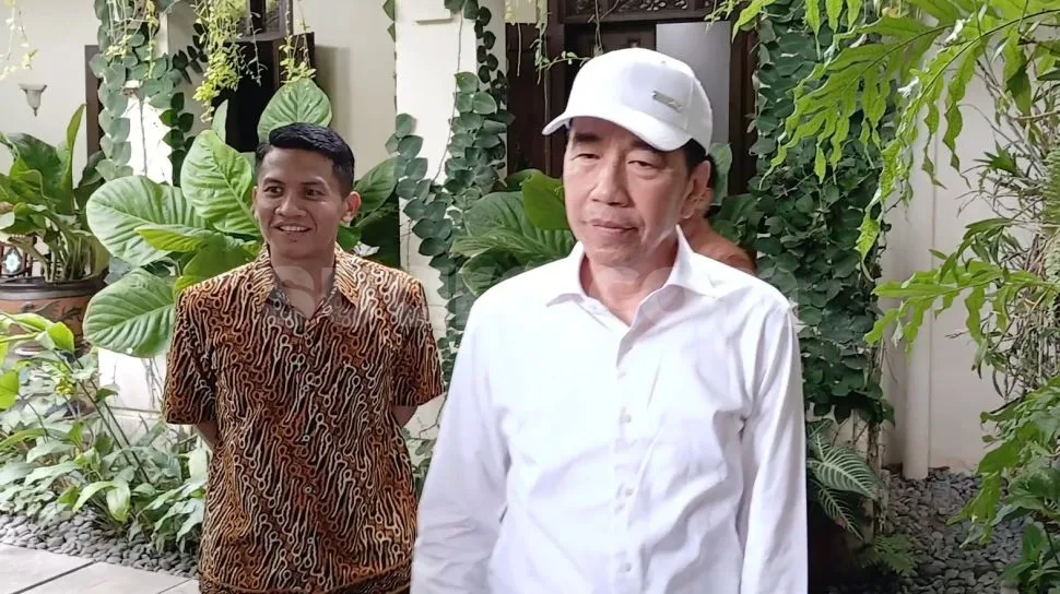 Presiden ke-7 RI Joko Widodo berbicara kepada awak media di kediamannya.