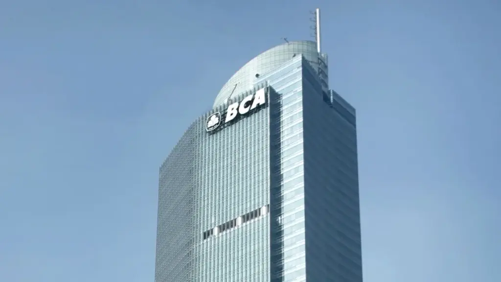 Papan nama BCA di gedung kantor Bank Central Asia.