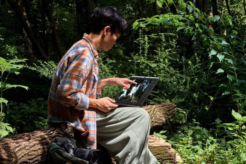 MacBook Pro terbaru Apple dengan layar sentuh PROLED XDR