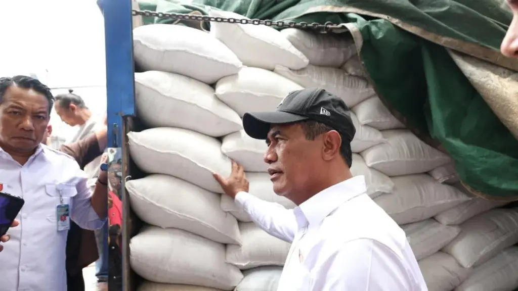 Menteri Pertanian Andi Amran Sulaiman meninjau Toko Rumah Beras Kayumanis di Pisangan Baru, Matraman, Jakarta Timur.