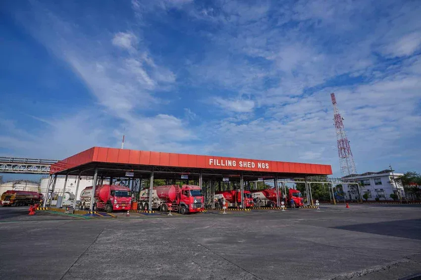 Kendaraan mengantre untuk mengisi BBM di sebuah SPBU Pertamina.