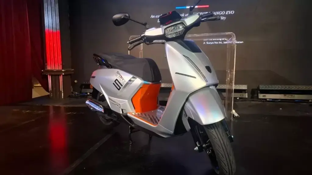 Skuter matik Peugeot Django Evo 125 yang diluncurkan PT Permata Otomotif Indonesia di Indonesia.