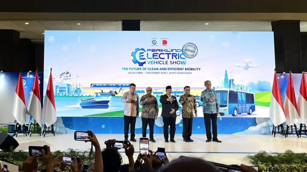 Ketua Umum Periklindo Moeldoko bersama perwakilan Bappenas dan Kemenperin berfoto bersama pada pembukaan PEVS 2026 di JIExpo Kemayoran, Jakarta.