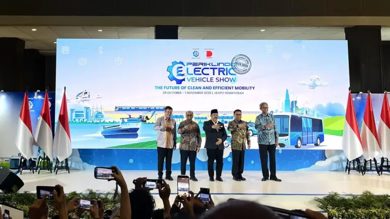 Ketua Umum Periklindo Moeldoko bersama perwakilan Bappenas dan Kemenperin berfoto bersama pada pembukaan PEVS 2026 di JIExpo Kemayoran, Jakarta.