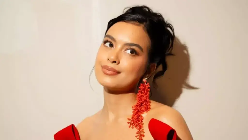 Aktris dan penyanyi Eva Celia dalam potret dari akun Instagram pribadinya.